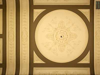 Pi� in alto una cornice a dentelli cinge il soffitto, adornato con rilievi vegetali